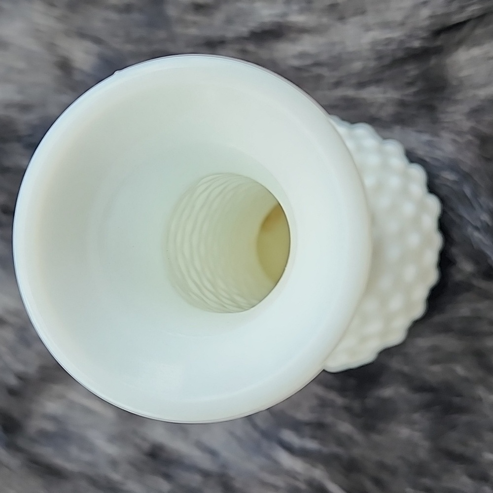 E.O. BRODY CO. VINTAGE MILK GLASS HOBNAIL VASE. - Picture 5 of 6